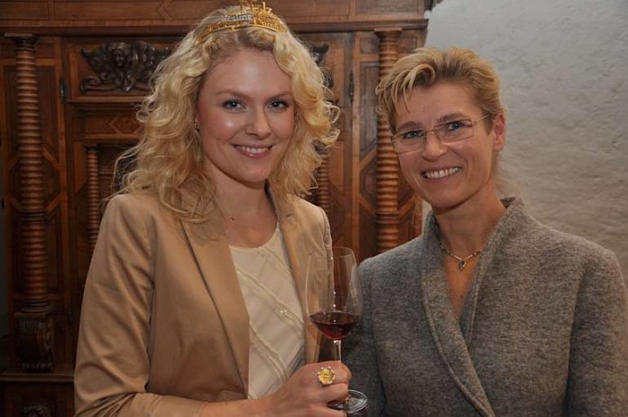 Pfälzische Weinkönigin Janina Huhn mit Goldschmiedin Annette Schleuning und der Krone an der Hand